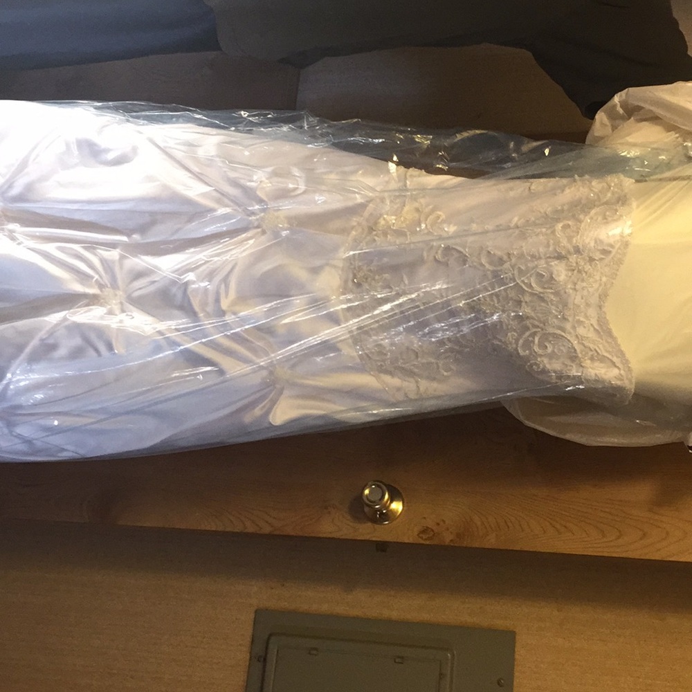 Wedding dress satin and so soft the skin